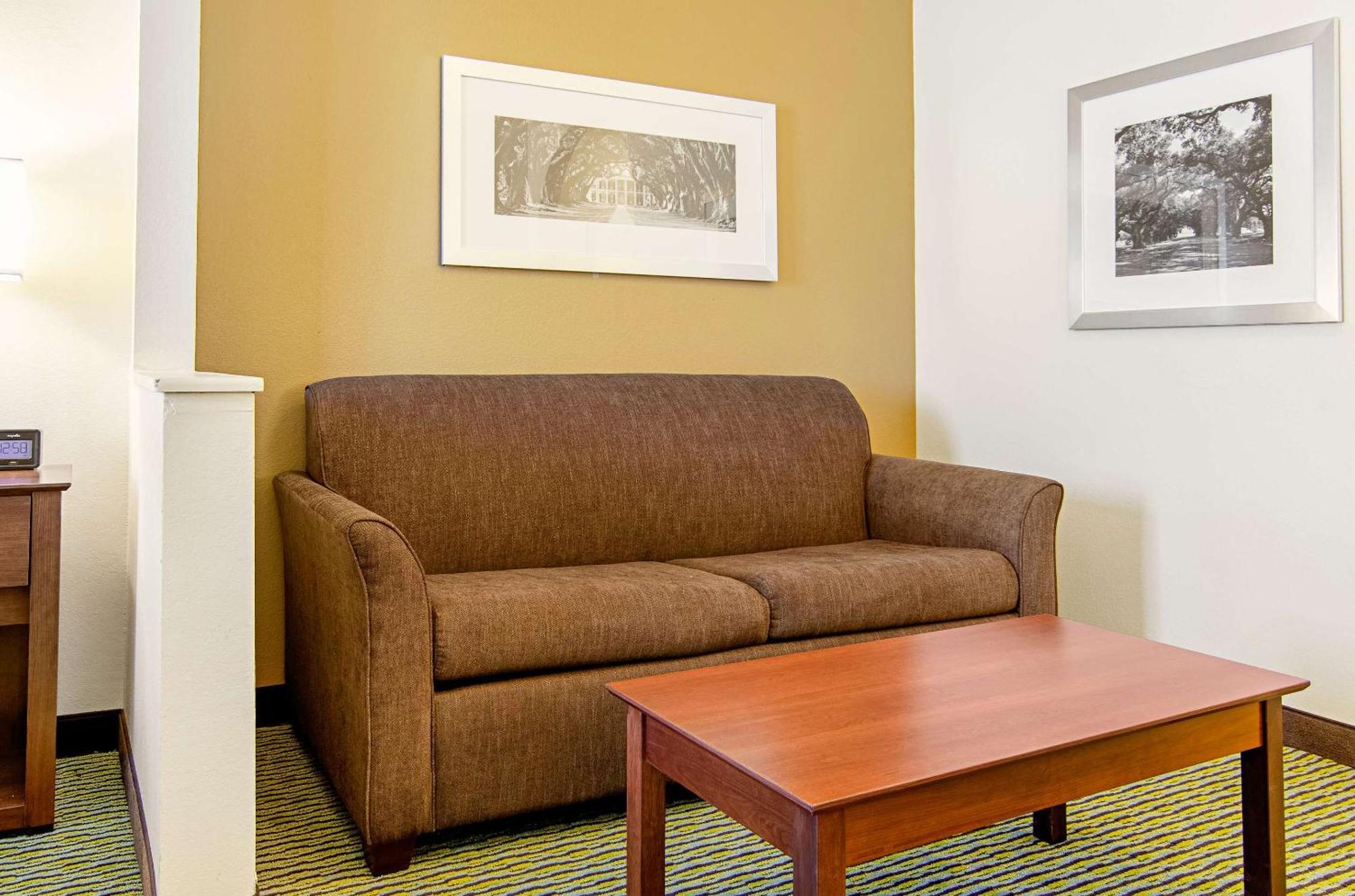 Quality Inn & Suites Near Tanger Outlet Mall Gonzales Buitenkant foto