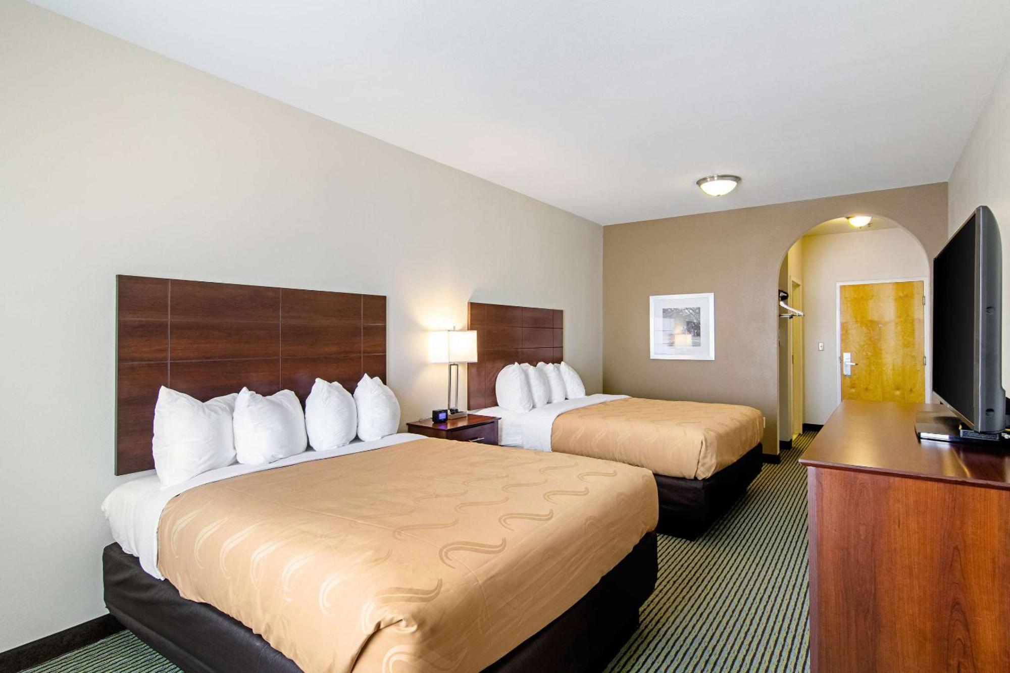Quality Inn & Suites Near Tanger Outlet Mall Gonzales Buitenkant foto