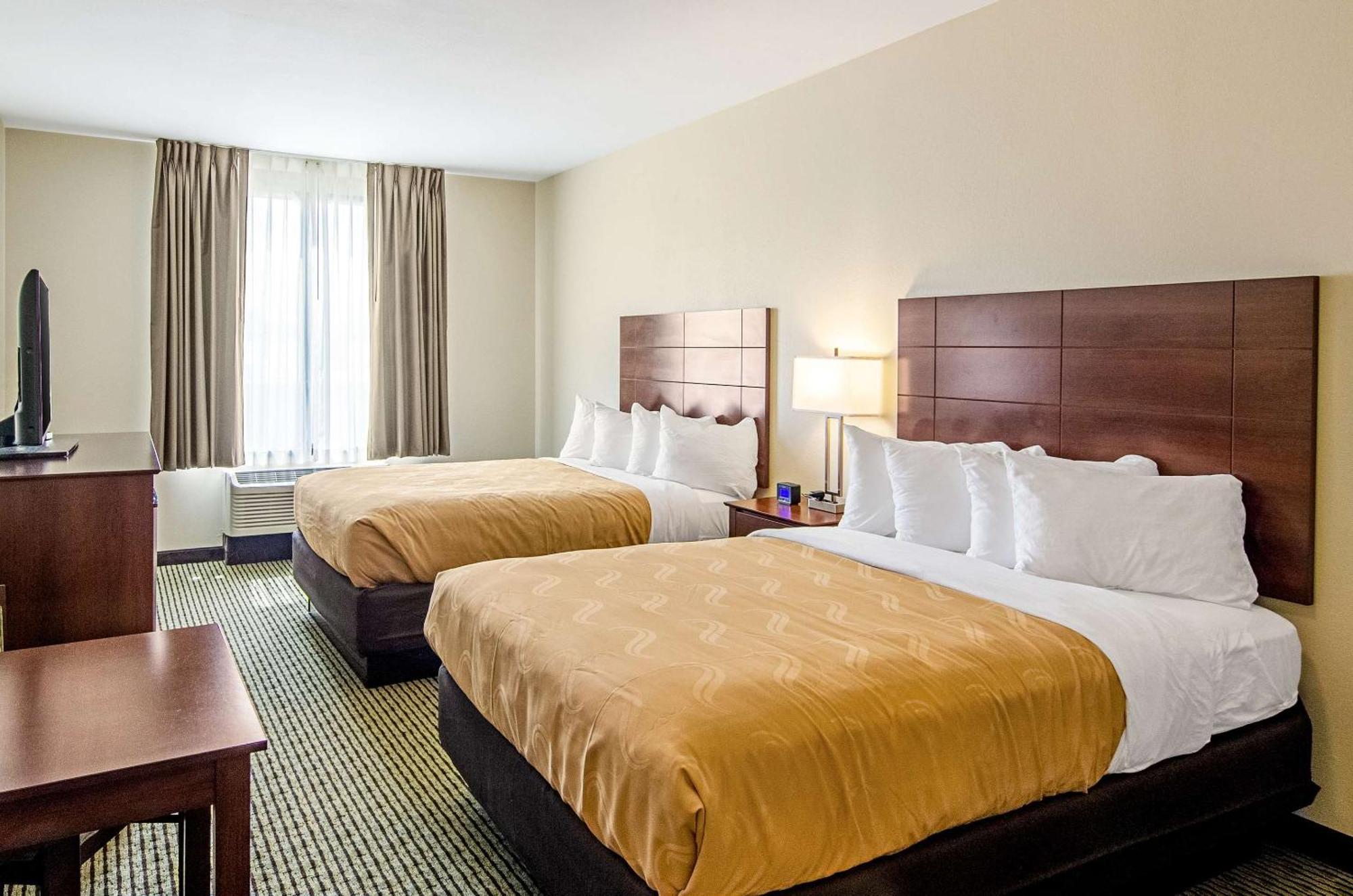 Quality Inn & Suites Near Tanger Outlet Mall Gonzales Buitenkant foto