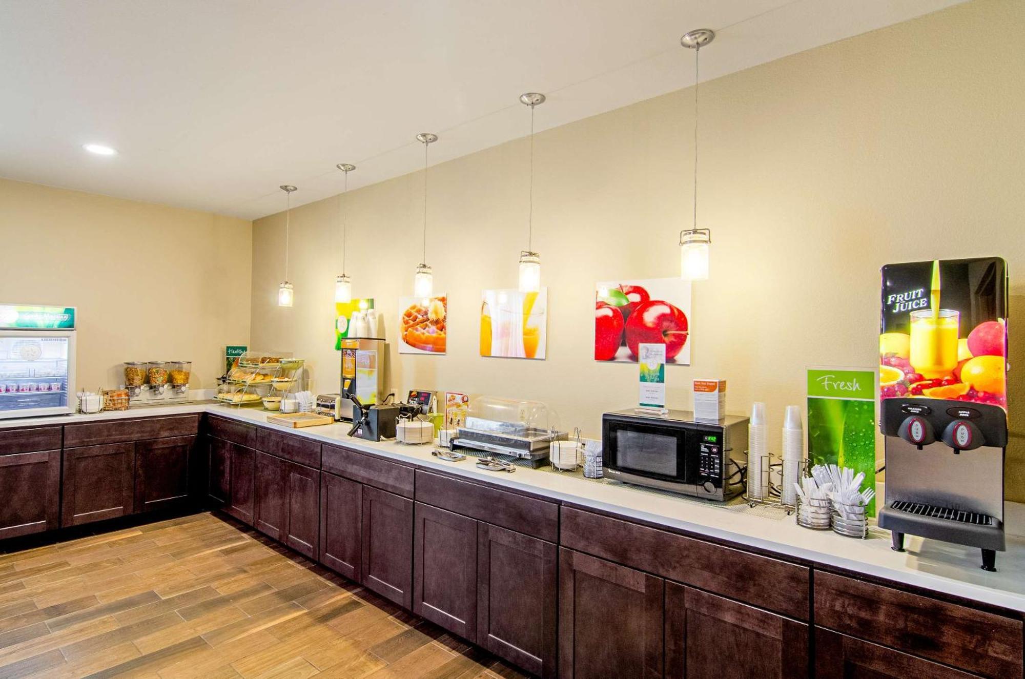 Quality Inn & Suites Near Tanger Outlet Mall Gonzales Buitenkant foto