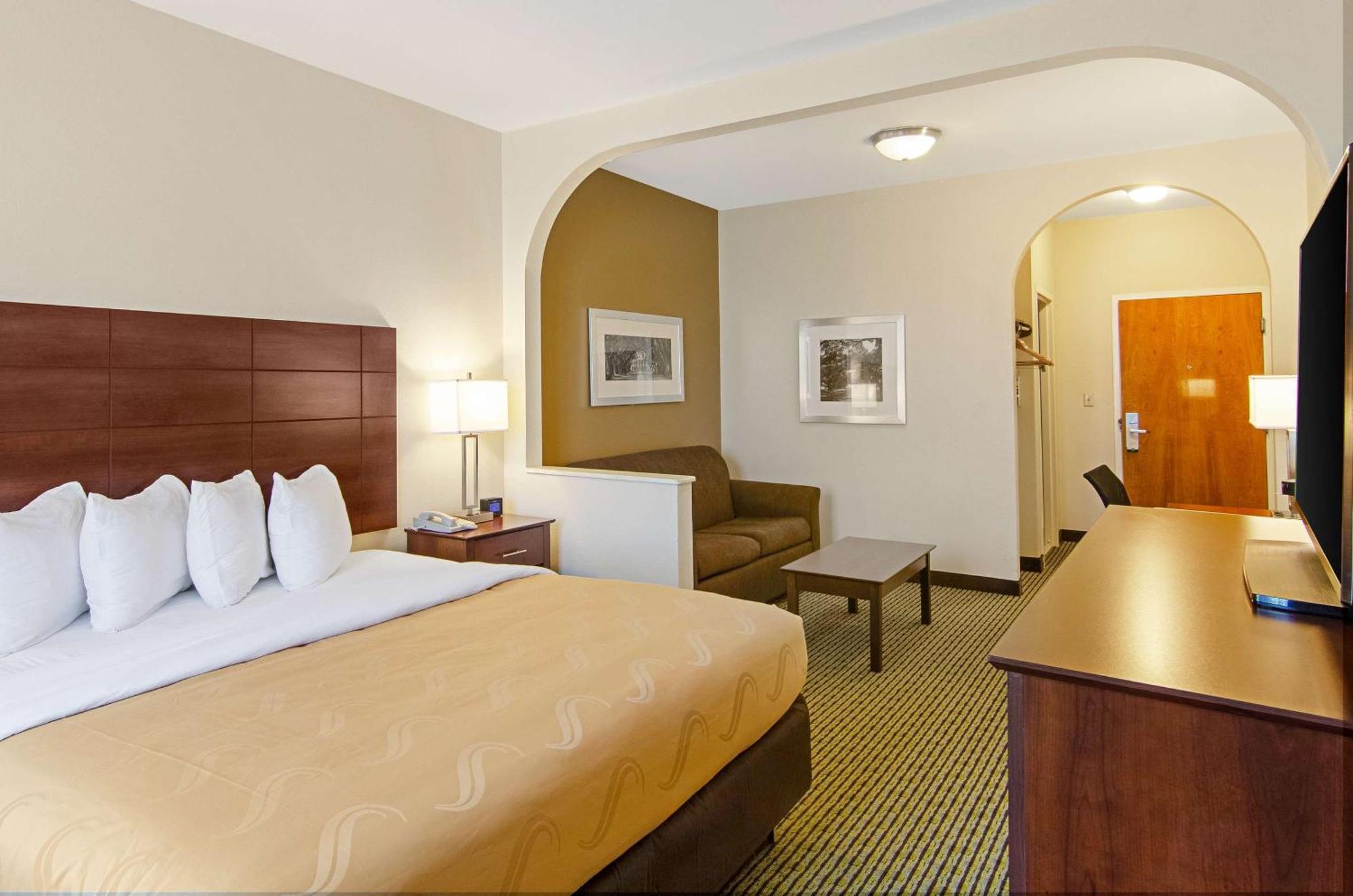 Quality Inn & Suites Near Tanger Outlet Mall Gonzales Buitenkant foto