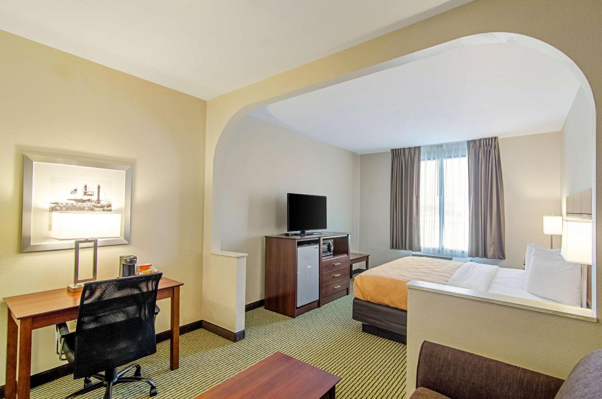 Quality Inn & Suites Near Tanger Outlet Mall Gonzales Buitenkant foto