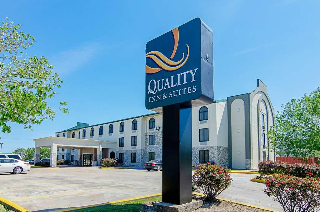 Quality Inn & Suites Near Tanger Outlet Mall Gonzales Buitenkant foto